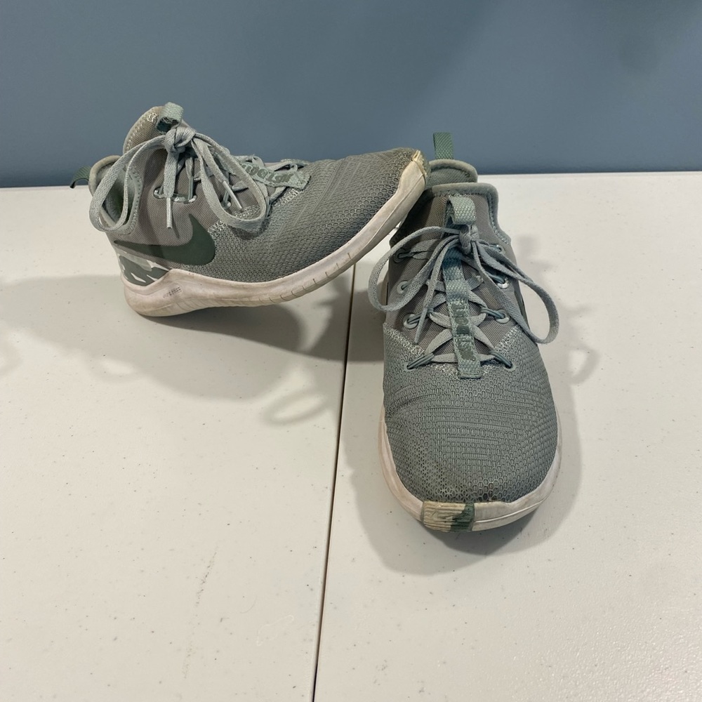 - - Nike Run free womens size 7-1/2 rinning shoes. Cool camo design on hea…